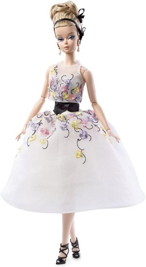 【商品名】Barbie バービーファッションモデルコレクション人形、グラムガウンBarbie Fashion Model Collection Doll, Glam Gown【商品説明】・Ready for any glamorous occasion, Barbie doll wears a stunning white strapless dress with a beautiful embroidered sleeveless shell worn over it. ・Underneath the dress is a white tulle petticoat trimmed in lace. ・Black bow at the waist and strappy black heels provide a chic contrast to the white dress. ・Upswept hair is accented with a black headband with drop earrings adding the final finishing touch. ・Doll features genuine posable Silkstone body.