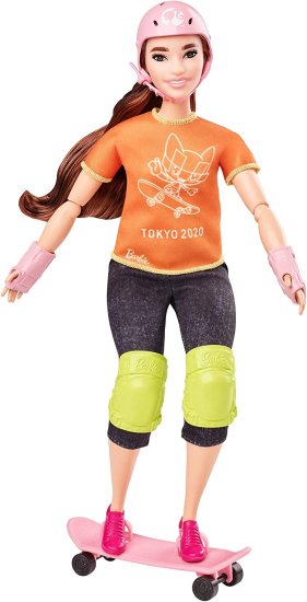 ワールドセレクトショップのBarbie バービーオリンピックゲーム東京2020ユニフォーム、東京2020ジャケット、メダル、スケートボード、手首、膝地の3歳以上のスケートボーダードール｜アングル2