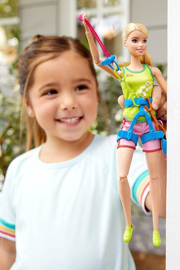 ワールドセレクトショップのBarbie バービーオリンピック東京2020ユニフォーム、東京2020ジャケット、メダル、ハーネス、ウェイト、クライミングクリップを3歳以上のスポーツクライマード｜アングル3