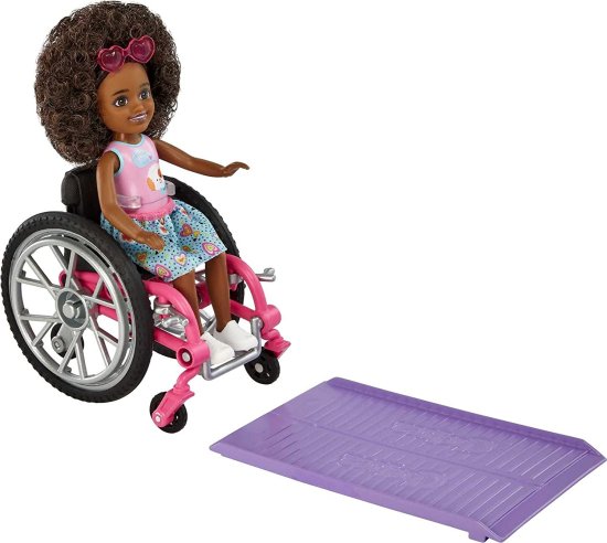 ワールドセレクトショップのBarbie バービーチェルシードール＆車椅子、チェルシードール（カーリーブルネットの髪）、スカートとサングラス、ランプ＆ステッカーシート、3歳のおもちゃと｜アングル2