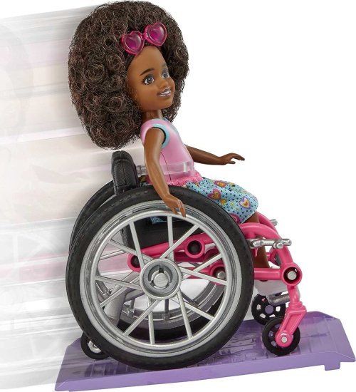 ワールドセレクトショップのBarbie バービーチェルシードール＆車椅子、チェルシードール（カーリーブルネットの髪）、スカートとサングラス、ランプ＆ステッカーシート、3歳のおもちゃと｜アングル3