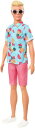Barbie 青いトロピカルプリントシャツ、サンゴのショートパンツ、白い靴、白いサングラス、子供向けのおもちゃを着て、彫刻されたブロ..