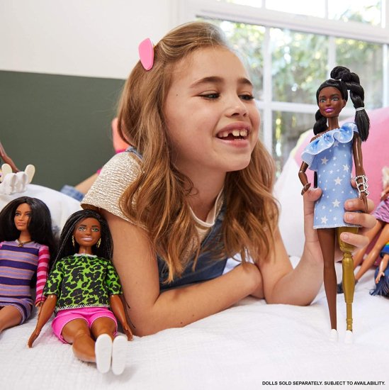 Barbie バービーファッショニスタドール＃146 2つのねじれた三つ編みと補綴脚を着たスタープリントドレス、白い靴と腕のブレスレット、おもちゃ3-8歳、青 2