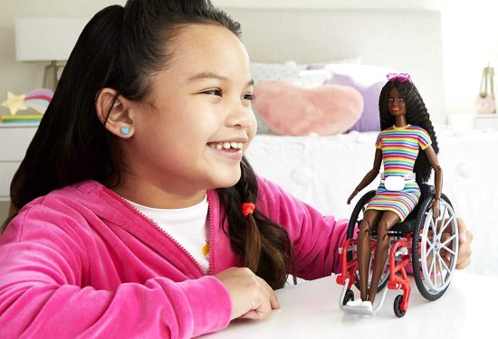 ワールドセレクトショップのBarbie バービーファッショニスタドール＃166車椅子と圧着したブルネットの髪の毛屋根の縞模様のドレス、白いスニーカー、サングラス、ファニーパック、おもち｜アングル2