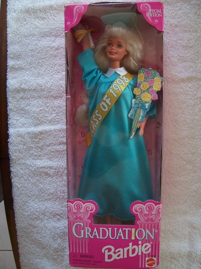 【商品名】Barbie '98卒業1998年のバービークラスBarbie Class of '98 Graduation 1998【商品説明】・Special Edition ・1998 Graduation ・Barbie is wear...