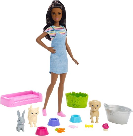 【商品名】Barbie バービープレイ 'nウォッシュペットプレイセットブルネットバービー人形、3枚のカラーチェンジ動物（子犬、子猫、バニー）、10個のペットとグルーミングアクセサリー、3-7歳の贈り物Barbie Play 'n Wash Pets Playset with Brunette Barbie Doll, 3 Color-Change Animals (A Puppy, Kitten and Bunny) and 10 Pet and Grooming Accessories, Gift for 3 to 7 Year Olds【商品説明】・Barbie doll is caring for 3 adorable pets with the Play 'n' Wash Pets playset -a puppy, a kitten and a bunny! ・Each of the 3 animals has a cool color-change feature -they can go from clean to dirty and back! ・Fill the grassy bucket with cold water and place a pet inside to see muddy spots appear; then fill the silvery bucket with warm water, dip the animal in and use the brush to "wash" clean -repeat over and over! ・Play out feeding time with 3 food bowls and a snack for each -a bone for the puppy, fish for the kitten and carrots for the bunny. ・Settle everyone down for a nap on the pet bed for a snuggle session! ・Barbie doll has knees that bend to more easily care for the animals and a bent arm that can hold them close; a casual outfit with striped shirt, denim dress and pink sneakers is right on trend. ・With 3 pets, a wow color-change feature and so many pieces, this doll and playset make a great gift for kids 3 years and older, especially those who love animals or want a pet!