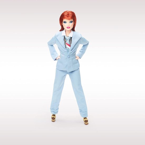ワールドセレクトショップのBarbie バービーの署名デビッド・ボウイバービー人形（11.5インチ、赤い髪）がポーズをとる、青いスーツを着て、人形スタンドと信頼性の証明書、コレクターへ｜アングル3