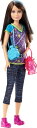【商品名】Barbie バービーシスターズキャンプスキッパードールBarbie Sisters Camping Skipper Doll【商品説明】・Barbie doll and her sisters are going glamping! ・Skipper doll has the lantern to light the way - hang it on her arm ・Sling the canteen over her shoulder for water in the wilderness ・She looks stylishly sporty in patterned pants, a colorful graphic tee, purple hiking boots and a silvery chain belt ・A great gift that any girl is sure to love