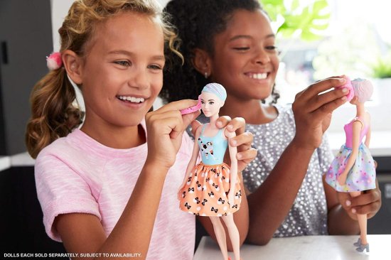 ワールドセレクトショップのBarbie バービーの色は7つの驚きで人形を明らかにします。 4つのミステリーバッグには、サプライズウィッグ、スカート、靴、スポンジが含まれています。動物を｜アングル2