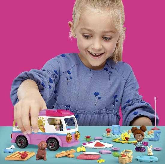 Barbie 123レンガと特別なピース、アクセサリーと2つのマイクロドール、5歳以上のトイギフトを備えたメガバービーアドベンチャードリームキャンパービルディン 2