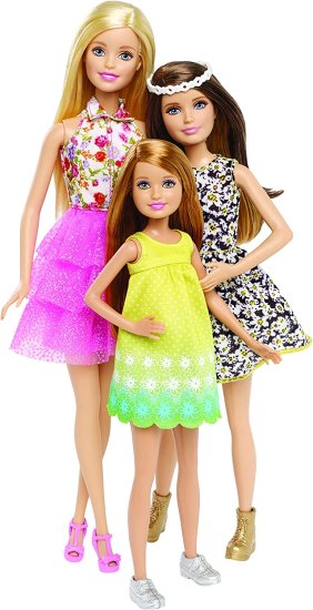 【商品名】Barbie グレートパピーアドベンチャードールのバービーと彼女の姉妹（3パック）Barbie and Her Sisters in The Great Puppy Adventure Doll (3-Pack)【商品説明】・Experience the fun, adventure and bonds between the Sisters as seen in the new movie Barbie and Her Sisters in The Great Puppy Adventure with this three-doll gift set! ・Barbie, Skipper and Stacie dolls are ready to rock dressed in their Willowfest summer festival outfits from the film. ・Barbie doll looks glam in a dress with a glittery multi-ruffle pink skirt and pink heeled sandals. ・Skipper doll shows her personality in a graphic floral dress with golden boots. ・Stacie doll is ready to join the fun in a bright ombre dress with scalloped edges and her adorable silvery sneakers. ・Recreate favorite adventure scenes from the movie or tell new Sisters stories!