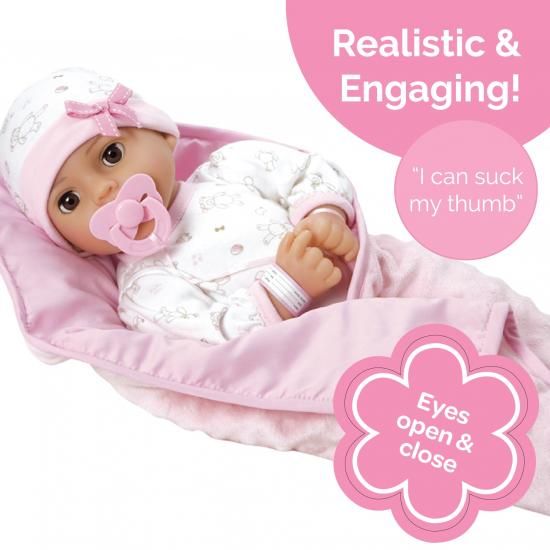 Adora アドラ 赤ちゃん 人形 16インチ 女の子 ベビードール アクセサリー付き 9点セット おしゃぶり、病院、ブレスレット、おむつなど付き 3歳以上の幼児へ