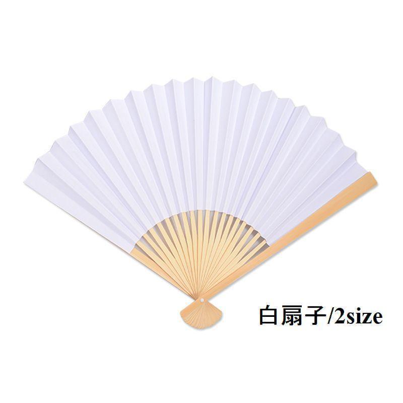 白無地の扇子です。白紙なので、字や絵を書いてオリジナルの扇子が作れます！両面使えます。【サイズについて】画像をご参照ください。【カラーについて】生産ロットにより柄の出方や色の濃淡が異なる場合がございます。お使いのモニターや撮影時の光の加減などにより画像と実際の商品のカラーが異なる場合もございます。予告なしにカラーやデザインなどの変更がある場合もございます。