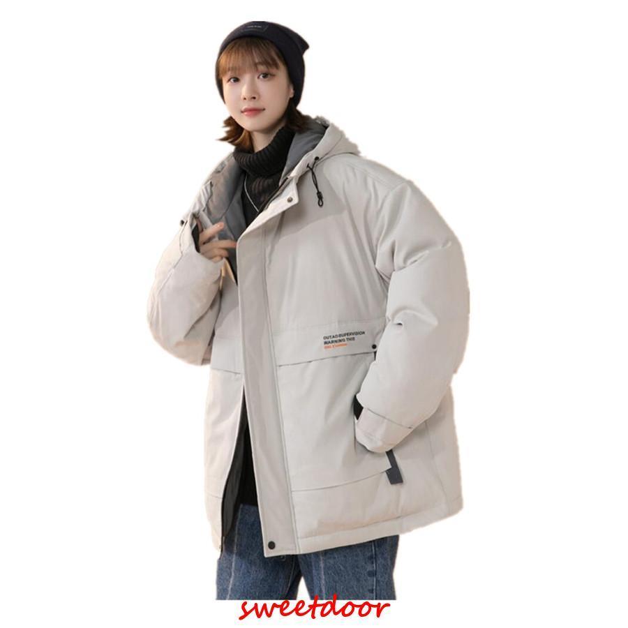 防寒ばっちり・ふんわり包まれる中綿。さっと羽織るだけで旬の着こなしへと導く優秀アウター。しっかり中綿入りの軽い着心地で保温性も！フード仕様で首周りも暖かく・熱を逃がしない。シンプルなデザインなので飽きがこず着回しがきいて便利。ユニセックスなデザイン・性別を問わず・年代を問わず着回しに万能な防寒コート。程良い厚みで着こなしやすく・どんなコーデにも合わせやすい。おしゃれでカジュアルな冬コートなので・通勤・通学のおしゃれな防風コート等・冬服として多用途に。◆素材：　表地：ポリエステル　裏地　ポリエステル　詰物:中綿ダウン注意事項：★サイズ数字は目安です。商品により若干の誤差がございます。★PC・環境・光の具合等により・色のイメージが画像と若干異なる場合が御座います。★返品・交換は原則としてお受けしておりませんが・初期不良の場合は・未使用の商品のみ日から7日以内にご頂ければご返金交換対応させて頂きます。