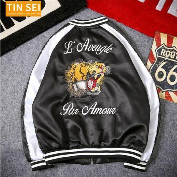 スカジャン 和柄横須賀 ジャンパー 刺繍 メンズ レディーススカジャン メンズ レディース 横須賀風 刺繍 ブルゾン 虎 鶴 サテン 光沢 ジャンバー メンズ レディース アウター おしゃれ 秋 サイズ展開：M、L、XL、2XL※サイズはタイトに作ります、2ランク上のサイズお勧めます。※詳しくはサイズ表までご確認くださいませ。★サイズは平置き実寸サイズとなります。多少誤差がございます、ご了承ください。★実物とパソコンモニター画面では、見た目の色に多少違いがあります。★生産過程におきまして、生地を織る際の糸継ぎ目や多少のほつれ、汚れが生じることがありまが、品質上は問題ありません。★ノーブランドの為、生産時期により、予告なし仕様が変更なる場合もございます、ご了承ください。