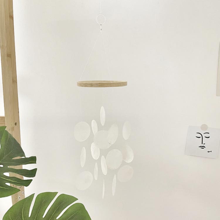窓辺 カピス シェル きらきら ウインドチャイム 吊り下げ 壁掛けインテリア 貝殻風 天然貝殻 飾り カピス貝 ドアチャイム インテリア 風鈴 インテリア雑貨 ハンキング プレゼント 飾り物 つり下げ インテリア飾り カラフル 雑貨 かわいい [2]