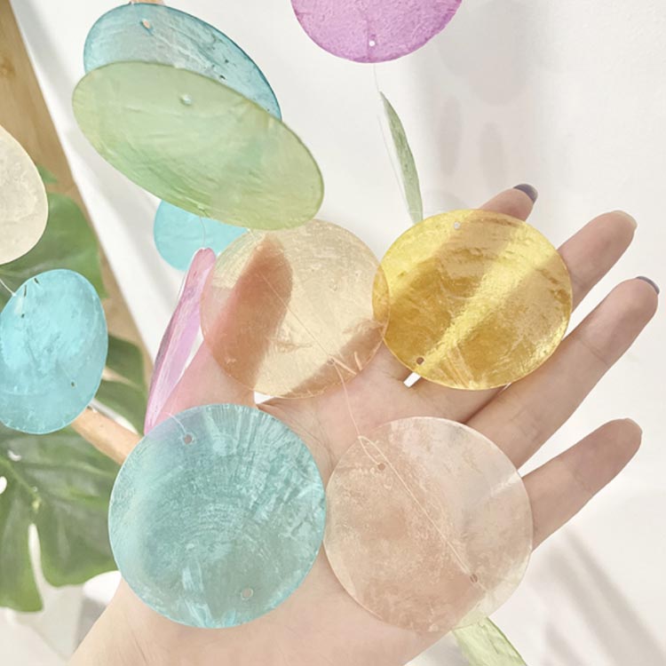 窓辺 カピス シェル きらきら ウインドチャイム 吊り下げ 壁掛けインテリア 貝殻風 天然貝殻 飾り カピス貝 ドアチャイム インテリア 風鈴 インテリア雑貨 ハンキング プレゼント 飾り物 つり下げ インテリア飾り カラフル 雑貨 かわいい [3]