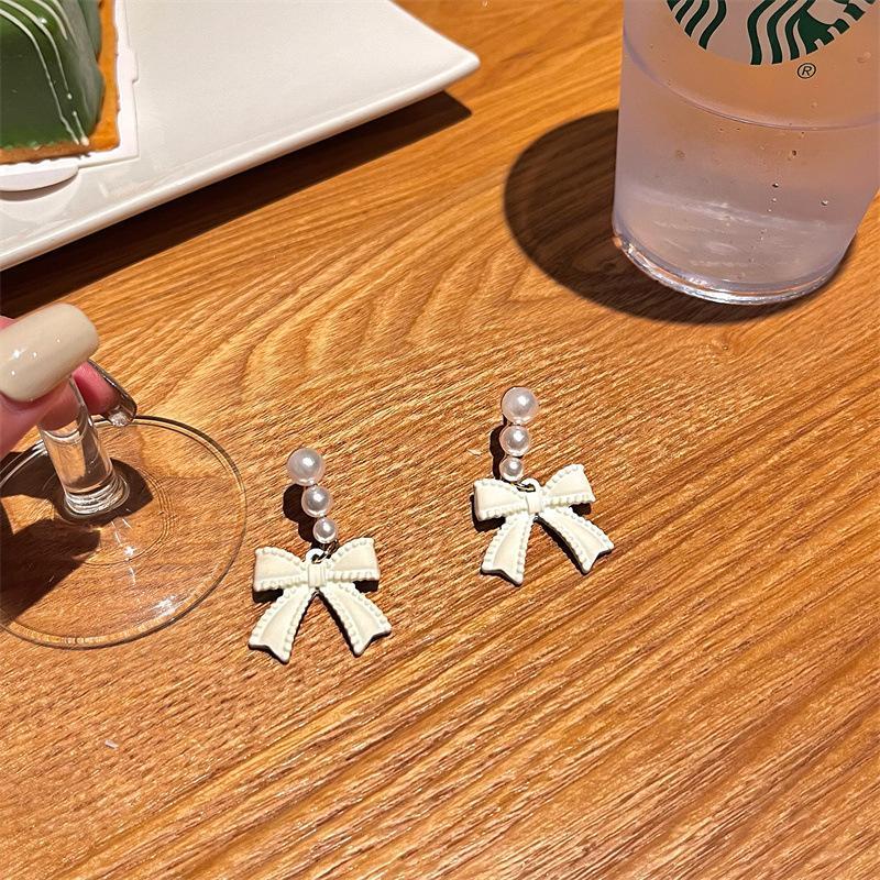 レディース アクセサリー フェイクパール フェミニン キュート ホワイト 揺れる リボン 清楚 パール調 ..