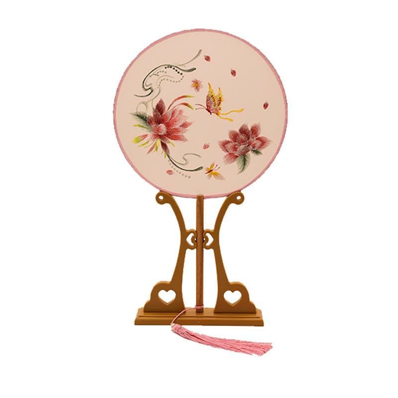 ・カテゴリ: うちわ・主な素材: 布・サイズ: 20・技法: 刺繍・骨材: 木・スタイル: 中国風・カラー展開: 単面?-円-幽蘭,単面?-円-飛上枝頭,単面?-粉杏花,単面?-円-緑杏花,単面?-円-青-竹葉,単面?-円-粉-寒梅枝頭,単面?-円-紫玉蘭,単面?-円-紫-蓮花韻,単面?-円-銀杏飛鶴,単面?-円-飛羽,単面?-円-紅-蓮花韻,単面?-円-黄-寒梅枝頭,単面?-円-水藍江山,単面?-円-青銀杏魚,単面?-円-?球花,単面?-円-水藍群蝶,単面?-円-蘇州,単面?-円-青鈴花,単面?-円-青孔雀,単面?-円-蝶蘭草,単面?-円-紅日群松,単面?-円-粉藤,単面?-円-粉桃蝶,単面?-円-粉双花,双面?-15円-粉蓮,単面?-円-紫牡丹,単面?-円-銀杏魚,単面?-円-水郷,単面?-円-落花,単面?-円-黄梅鳥,単面?-円-黄猫,単面?-円-猫,単面?-円-二隻鳥,単面?-円-青紅梅,単面?-円-黒底紅牡丹,単面?-円-青水郷,単面?-円-銀蝶牡丹,単面?-円-銀江山,単面?-円-紫蝶牡丹,単面?-円-白底紅牡丹,単面?-円-緑茉莉花,単面?-円-粉玉蘭,単面?-円-粉花語蝶舞,単面?-円-紫九尾,単面?-円-蘭花蝶,単面?-円-粉兎蓮花,単面?-円-銀蝶花舞,単面?-円-黄螳螂戯猫,単面?-円-黄彼岸花・カテゴリ: うちわ・主な素材: 布・サイズ: 20・技法: 刺繍・骨材: 木・スタイル: 中国風・カラー展開: 単面?-円-幽蘭,単面?-円-飛上枝頭,単面?-粉杏花,単面?-円-緑杏花,単面?-円-青-竹葉,単面?-円-粉-寒梅枝頭,単面?-円-紫玉蘭,単面?-円-紫-蓮花韻,単面?-円-銀杏飛鶴,単面?-円-飛羽,単面?-円-紅-蓮花韻,単面?-円-黄-寒梅枝頭,単面?-円-水藍江山,単面?-円-青銀杏魚,単面?-円-?球花,単面?-円-水藍群蝶,単面?-円-蘇州,単面?-円-青鈴花,単面?-円-青孔雀,単面?-円-蝶蘭草,単面?-円-紅日群松,単面?-円-粉藤,単面?-円-粉桃蝶,単面?-円-粉双花,双面?-15円-粉蓮,単面?-円-紫牡丹,単面?-円-銀杏魚,単面?-円-水郷,単面?-円-落花,単面?-円-黄梅鳥,単面?-円-黄猫,単面?-円-猫,単面?-円-二隻鳥,単面?-円-青紅梅,単面?-円-黒底紅牡丹,単面?-円-青水郷,単面?-円-銀蝶牡丹,単面?-円-銀江山,単面?-円-紫蝶牡丹,単面?-円-白底紅牡丹,単面?-円-緑茉莉花,単面?-円-粉玉蘭,単面?-円-粉花語蝶舞,単面?-円-紫九尾,単面?-円-蘭花蝶,単面?-円-粉兎蓮花,単面?-円-銀蝶花舞,単面?-円-黄螳螂戯猫,単面?-円-黄彼岸花