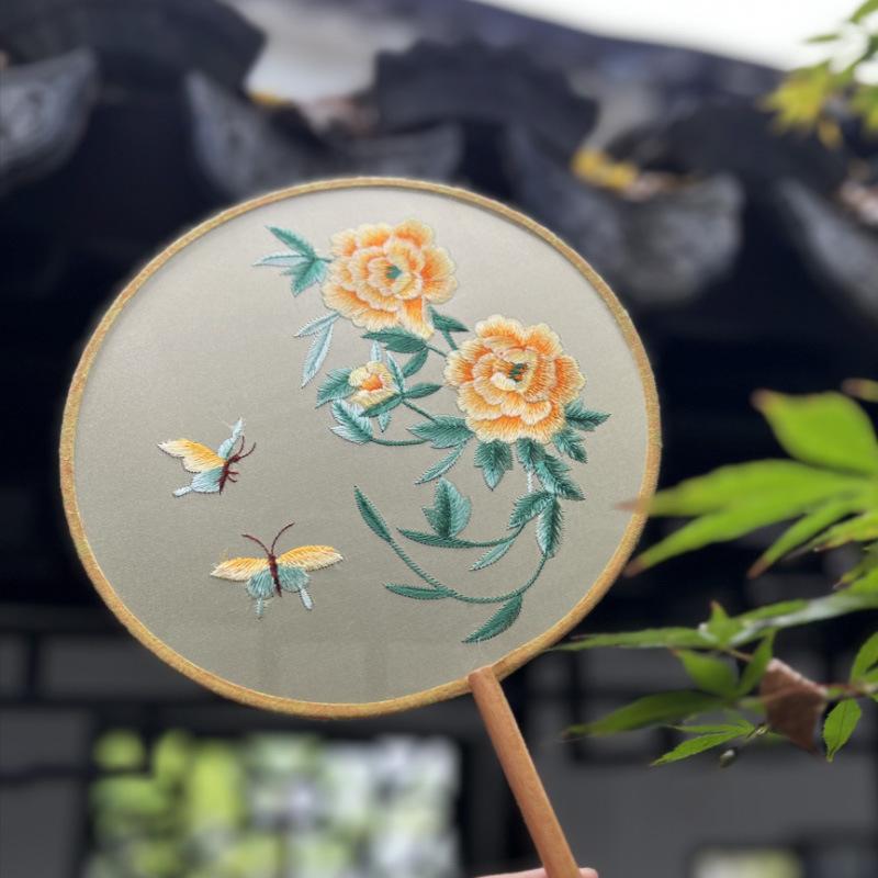 ・カテゴリ: 団扇・形状: 円形・加工: 刺繍・骨材: 木・スタイル: 中国風・柄: 金牡丹、桂花兎、海棠兎子、荷香蜻?、淮北、牡丹、枇杷、玉蘭鳥、粉九尾狐、緑玉蘭、黄金鳳凰・カテゴリ: 団扇・形状: 円形・加工: 刺繍・骨材: 木・スタイル: 中国風・柄: 金牡丹、桂花兎、海棠兎子、荷香蜻?、淮北、牡丹、枇杷、玉蘭鳥、粉九尾狐、緑玉蘭、黄金鳳凰