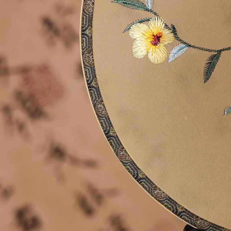 ・カテゴリ: 団扇・スタイル: 中国風・主な素材: 布・サイズ: 20cm・技法: 刺繍・フレーム素材: 竹・カラー展開: 迎春花、?花、亭亭玉立、水墨荷香、?凰于飛、?花一現、一隅秋楓、幽蘭蝴蝶、煙雨江南、空谷幽蘭、金牡丹、皎月幽蘭、煙雨梅花・カテゴリ: 団扇・スタイル: 中国風・主な素材: 布・サイズ: 20cm・技法: 刺繍・フレーム素材: 竹・カラー展開: 迎春花、?花、亭亭玉立、水墨荷香、?凰于飛、?花一現、一隅秋楓、幽蘭蝴蝶、煙雨江南、空谷幽蘭、金牡丹、皎月幽蘭、煙雨梅花