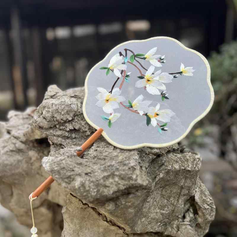 ・カテゴリ: うちわ・主な素材: 布・サイズ: 20cm・製作: 純手工・骨材: 木・スタイル: 中国風・柄: 双面刺繍・八弁・白玉蘭, 双面刺繍・八弁・金荷花, 双面刺繍・八弁・金牡丹, 双面刺繍・八弁・蘭花蝶, 双面刺繍・八弁・?花, 双面刺繍・八弁・兔子, 双面刺繍・八弁・銀蝶牡丹, 双面刺繍・円形・桂花兔, 双面刺繍・円形・荷香蜻?・カテゴリ: うちわ・主な素材: 布・サイズ: 20cm・製作: 純手工・骨材: 木・スタイル: 中国風・柄: 双面刺繍・八弁・白玉蘭, 双面刺繍・八弁・金荷花, 双面刺繍・八弁・金牡丹, 双面刺繍・八弁・蘭花蝶, 双面刺繍・八弁・?花, 双面刺繍・八弁・兔子, 双面刺繍・八弁・銀蝶牡丹, 双面刺繍・円形・桂花兔, 双面刺繍・円形・荷香蜻?