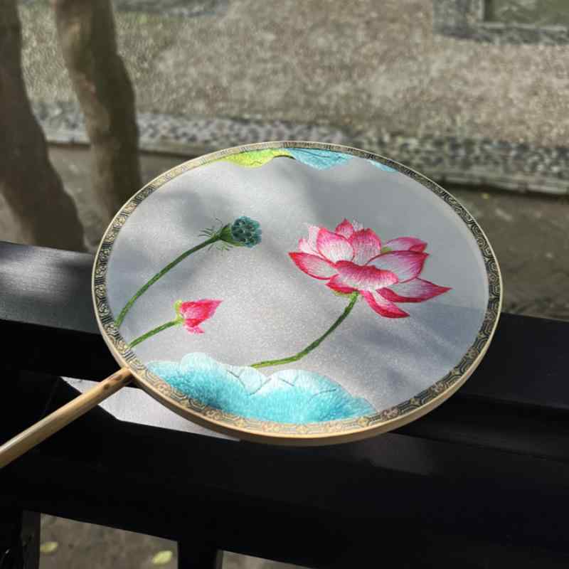 団扇 扇子 うちわ 伝統工芸 刺繍 両面刺繍 竹骨 布 夏 花柄 鳥柄 風景柄 中国風 軽量 携帯 おしゃれ アクセサリー 高級感 ファッション 工芸品 アート 東洋風 装飾 涼風 風情