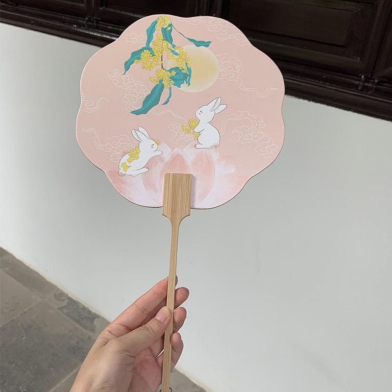 ・カテゴリ: 団扇・主な素材: 紙・サイズ: 20cm・スタイル: 中国風・柄: 印刷・カラー展開: 千里江山,金桂玉兔粉,金桂玉兔緑,?花一夢紫,?花一夢水藍,?花一夢粉,八瓣-?安阿啾,円-柿柿如意,八瓣-三多携錦,蓬莱仙,拂玉展,向天歌-黄,向天歌-水藍,?栖,桃花折酒,松雪石草花,茶色流煙,八瓣-魚戲蓮,春日宴,平安喜樂,多宝塔帖,蘭亭集序,青山不語,山海巍峨,搖錢扇黒,搖錢扇金,飲茶得閑,保持熱愛,萬事勝意,歡喜,喜樂・カテゴリ: 団扇・主な素材: 紙・サイズ: 20cm・スタイル: 中国風・柄: 印刷・カラー展開: 千里江山,金桂玉兔粉,金桂玉兔緑,?花一夢紫,?花一夢水藍,?花一夢粉,八瓣-?安阿啾,円-柿柿如意,八瓣-三多携錦,蓬莱仙,拂玉展,向天歌-黄,向天歌-水藍,?栖,桃花折酒,松雪石草花,茶色流煙,八瓣-魚戲蓮,春日宴,平安喜樂,多宝塔帖,蘭亭集序,青山不語,山海巍峨,搖錢扇黒,搖錢扇金,飲茶得閑,保持熱愛,萬事勝意,歡喜,喜樂