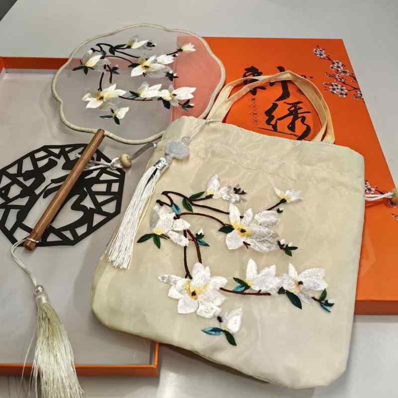 ・カテゴリ: 扇子・スタイル: 中国風・素材: 布・: 刺繍・骨材: 木・柄: 玉堂富?、草莓兔、国色天香、桂花兔、荷韵流金、金牡呈祥、玉潔蘭馨、翠玉凝芳・カテゴリ: 扇子・スタイル: 中国風・素材: 布・: 刺繍・骨材: 木・柄: 玉堂富?、草莓兔、国色天香、桂花兔、荷韵流金、金牡呈祥、玉潔蘭馨、翠玉凝芳