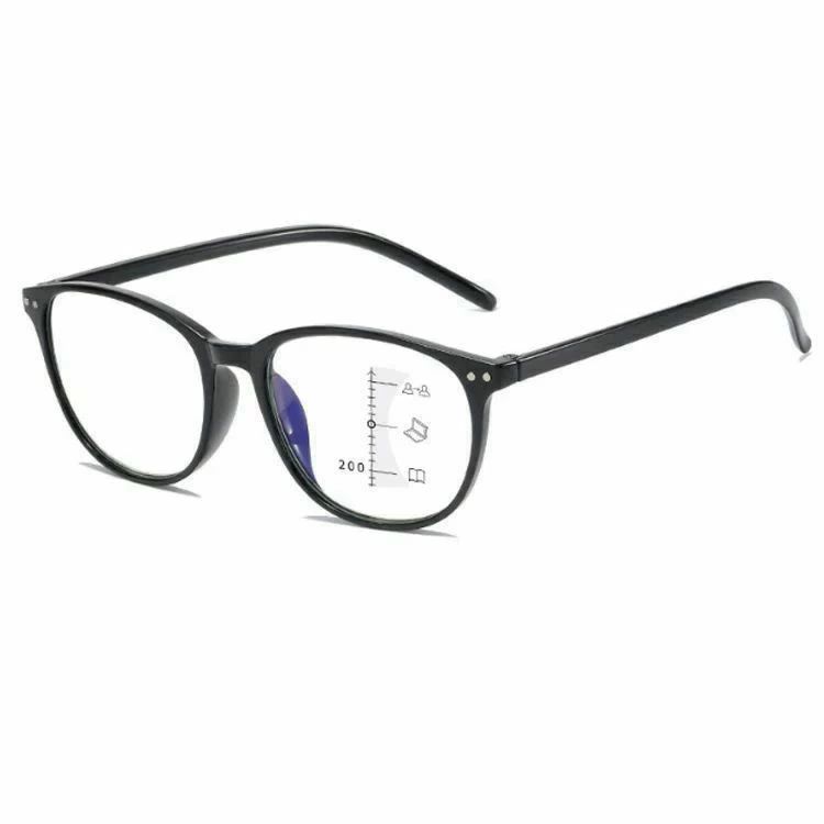 ブルーライトカット+累進多焦点レンズ 老眼鏡ブルーライトカット機能が付き、おしゃれさだけでなく、機能性も優れています。パソコンやスマートフォンを長時間使用するにも最適。独自設計の累進多焦点レンズを搭載するシニアグラス(老眼鏡)です。レンズの中心からやや下部、主に手元を見る時の視点の位置に最も度数の強いレンズを配置し、外側に向かい同心円状に度数が滑らかに減少していく累進設計を採用。自然な焦点(ピント)移動を可能にしました。さらに複数の度数を持った多焦点レンズを採用することにより、このひとつで幅広い老眼の方にクリアな視界と広い視野を提供してくれる優れもののシニアグラスです。超軽量設計なので、長時間かけても疲れません！新聞紙や本、カタログ等スマホやPCを閲覧する際に何かと便利なので1本は持っていたい優れものグラスです！ サイズ 多焦点+1.00 多焦点+1.50 多焦点+2.00 多焦点+2.50 多焦点+3.00 多焦点+3.50 多焦点+4.00 サイズについての説明 サイズ：写真通り 重量約23g※サイズ計測には誤差が生じます。 素材 合金 PC 色 ブラック マット感ブラック ブラック×レッド ブラック×ブルー 透明グレー 透明 備考 ●サイズ詳細等の測り方はスタッフ間で統一、徹底はしておりますが、実寸は商品によって若干の誤差(1cm〜3cm )がある場合がございますので、予めご了承ください。 ●製造ロットにより、細部形状の違いや、同色でも色味に多少の誤差が生じます。 ●パッケージは改良のため予告なく仕様を変更する場合があります。 ▼商品の色は、撮影時の光や、お客様のモニターの色具合などにより、実際の商品と異なる場合がございます。あらかじめ、ご了承ください。 ▼生地の特性上、やや匂いが強く感じられるものもございます。数日のご使用や陰干しなどで気になる匂いはほとんど感じられなくなります。 ▼同じ商品でも生産時期により形やサイズ、カラーに多少の誤差が生じる場合もございます。 ▼他店舗でも在庫を共有して販売をしている為、受注後欠品となる場合もございます。予め、ご了承お願い申し上げます。 ▼出荷前に全て検品を行っておりますが、万が一商品に不具合があった場合は、お問い合わせフォームまたはメールよりご連絡頂けます様お願い申し上げます。速やかに対応致しますのでご安心ください。