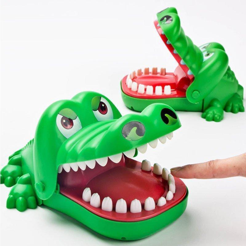 メーカー希望小売価格はメーカーサイトに基づいて掲載しています。crocodile.Simply.R注意事項※実際の色味と写真の色味は光の当たり方やディスプレイの環境によって、多少異なる場合がございますのでご了承くださいませ。※製品品質向上、または製造時期により、予告なくデザイン及び仕様を変更する場合がございます。※生産過程におきまして、若干のサイズ誤差、個体差が生じる場合がございます。※サイトに掲載されている商品は、撮影の照明、またパソコンなどの環境により、画像と実際の商品の色味が多少異なる場合がございます。