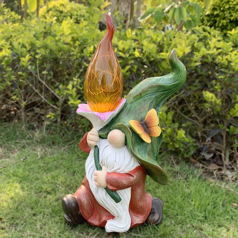 ■商品説明■ ●材質:樹脂 ●サイズ:20*16*35cm ●重さ:780g ※手動測定に誤差が生じる場合がありますので、実際の商品をご参照ください。 ■【装飾用ソーラーライト】このソーラーライトは雰囲気作りの装飾用のみです。照明の明るさが要求される場合、慎重に購入してください。 ■【可愛いデコ】：家の玄関ポーチの飾りとしても、ベランダー、バルコニー、ウッドデッキ、芝生又は庭園の飾りライトとしてもぴったりです。夜になると、柔らかい明るさに癒されます。プレゼント、クリスマス置物としても最適です！ ■【自動点灯 自動消灯】ガーデンライトソーラーは光センサー内蔵で、夜は自動点灯し、日中は自動消灯になります。*スイッチONの状態でご充電ください* ■【省エネと環境保護】ソーラーライトは太陽光を蓄電して動くソーラー充電式なので、外部電源を必要としません。電気代もかからず、地球環境にも優しいです。ソーラーパネルはライトの上にあります。昼間は直射日光の下に置いて、ソーラーパネルが自動充電し、太陽エネルギーを電気に変換します ◇ ご注意 ※ 全商品、「離島.一部地域」は別途 送料が掛かります。 ※検品を行っておりますが輸入品のため、多少の傷や汚れ等はご了承下さい。 ◆使用する前に、スイッチがオンになっていることを確認してください。 ◆ガラス室、監視エリア、その他の照明時間が短いエリアへの設置には適していません（直射日光の当たる場所に6時間以上設置する必要があります）。 ◆充電時間と照明時間は目安となりますので、天候によって異なります。 ◆PC環境により実際の色味や質感と異なる場合がございます。