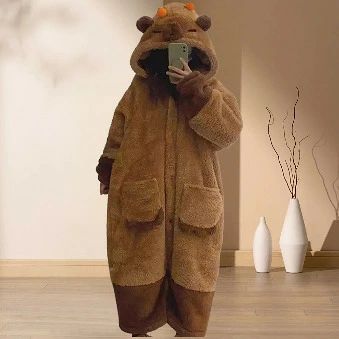 【ふわふわ暖かい冬用素材】パジャマは肌に優しいフランネル＆裏起毛仕様で、もこもこ厚手のふわふわ触感が特徴です。寒い季節でもしっかり保温し、長袖・ロングパンツの上下セットで身体全体を暖かく包み込み、快適な睡眠とリラックスタイムをサポートします。 【可愛いカピバラデザイン】カピバラ柄を採用した着ぐるみ風パジャマで、フード付き耳付きタイプが秋冬のルームウェアとして華やかな雰囲気を演出。部屋着・ホームウェアとしても映えるキュートな仕上がりで、カップルやギフト・クリスマスプレゼントにもおすすめです。 【男女兼用でゆったり着用】柔らかく伸縮性のあるウエストゴムで締め付け感が少なく、リラックスできる着心地を実現。大きいサイズでも動きやすく、パーカータイプや前開きタイプなど冬用防寒パジャマ・バスローブとして幅広く活躍します。 【保温性と通気性を両立】厚手の保温素材を使用しながらも通気性が良く、蒸れにくく快適。室内の温度変化にも対応し、寒さ対策用の寝巻きやナイトウェアとして毎日快適に着用可能。もこもこ暖かいのに軽量で、秋冬のリビングや寝室でもストレスのない着心地です。 【ルームウェア・部屋着として万能】可愛いカピバラデザインと実用性を兼ね備えた上下セットは、部屋着・ルームウェア・寝間着として使いやすいシンプルでカジュアルなスタイル。ふわもこパジャマ・バスローブは、秋冬のリラックスタイムをより快適にするホームウェアとして大活躍します。 ◇ 配送方法について ◇ ※ 発送後のキャンセル・送付先の変更はできません。 ※ 届かない場合や、転居による紛失に関しての補償は一切ありません。 ご注文前に、送付先に誤りがないか、部屋番号抜け等がないかを必ずご確認ください。 ※ 長期不在・表札がない・表札や郵便受けに書かれたお名前がご注文者のお名前と異なる場合、 お届けができず自動的に返送となる場合がございます。 返送された場合、返送・再配達にかかる送料はお客様負担となります。ご了承ください。 ◇ 注意事項 ◇ ※ ご利用のモニターによって、実物とすこし異なる色に表示される場合がございます。 ※ 全商品、北海道・沖縄・離島は別途 送料が掛かります。 ※ ラッピング対応しておりませんので、ご了承ください。 ※輸入品の為予告なくパッケージや仕様が多少変更される場合があります。 ご了承ください。