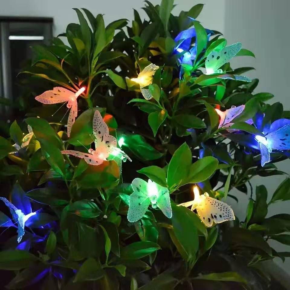 商品説明 蝶の群れ バタフライライトは非常にユニークな形状です。 夜になると、これらのソーラーパワーストリングライトは、中庭を飛んでいる蝶の群れのようなもので、魅力的な光を放ちます。 ソーラー式高効省エネ 高効率ソーラーパネル搭載，スイッチをオンにした後，日当たりのいい場所に設置、そのエネルギーを内蔵充電池に蓄積します。夜間は辺りが暗くなると、ライトが自動で点灯します。晴れの日に8時間の充電で、6-8時間照明できます。 8つの点灯パターン ソーラーライトはIP44防水、湿気の多い場所に置くことを心配する必要はありません。 8つの点灯パターン（常時点灯、波状点灯、交互点滅、高速点滅、交互点滅、ゆっくり点滅、点滅、ランダム！） お好きなパターンをお選びいただけます！ 幅広い用途 屋外の照明アプリケーションとして使用できます。お祝いのライトとして、クリスマスツリー飾り最適で。、ガーデン、バルコニー、庭、テラス、テント、屋外、芝生のを飾るのに理想的です。 ご家族やご友人へのプレゼントにも最適です。 様々なシーンで活躍 ガーデン、庭、ベランダ、玄関先の屋外の飾りとしてだけでなく、店舗のインテリア、アウトドア、キャンプ、照明など幅広い用途でご利用いただけます。
