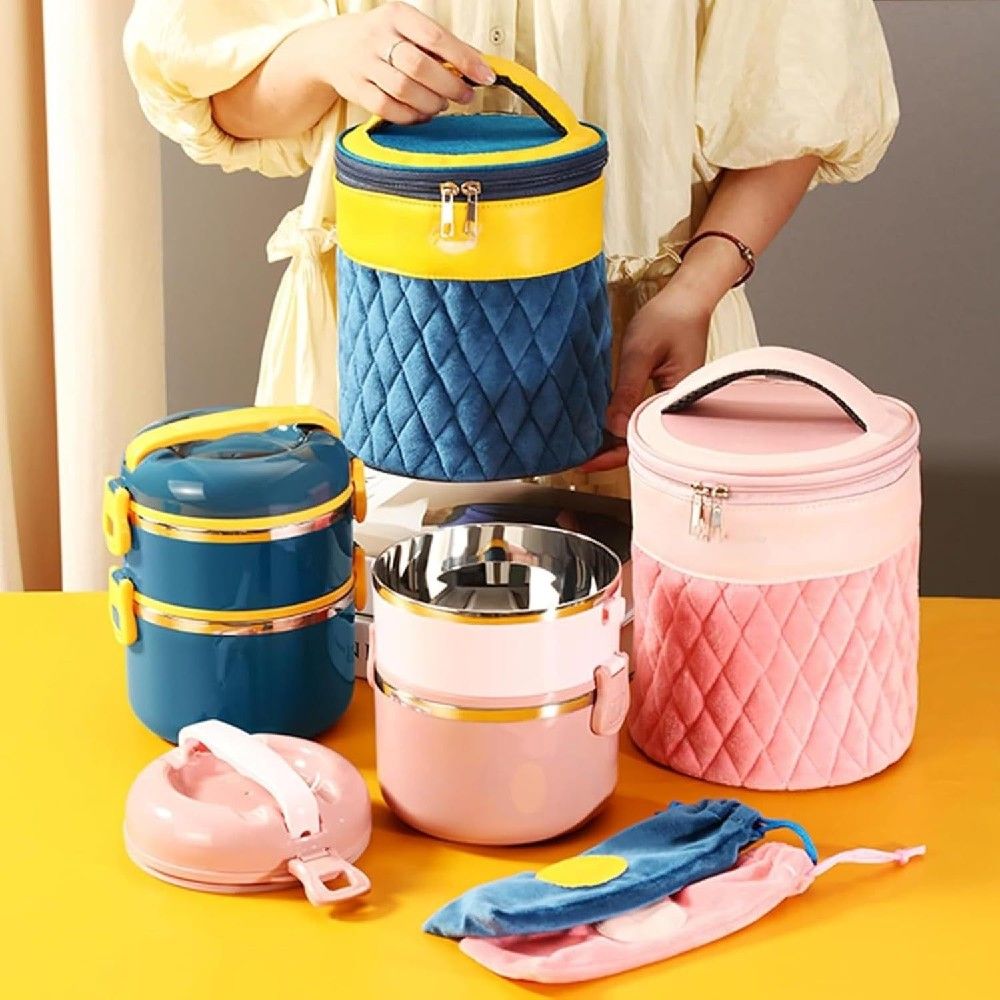 この商品について 【幅広い適用】：ランチボックスはマカロンスタイルを採用し、様々な食量および野菜とフルーツの組み合わせのニーズを満たします。独特な2仕切り割設計を採用し、栄養バランスが取れて匂いを混ぜません。いつでも楽しい生活を楽しむことができるように、外出先、公園、学校、ピクニック、運ぶ必要がある場合に適しています。 【実用性】：実用的でポータブルなお弁当箱は軽量で持ち運びやすいです。屋内やアウトドアでも使用できます。そして男の子、女の子、男性、女性にとって通勤、通学などに理想的な選択です！繰り返し使用することができ、丈夫で実用的な落下防止できます 【スプーンとカバーが付き】：折りたたみ式スプーンが蓋に格納可能です。コンパクトで、いつでもどこでも持ち運びできます。より保温効果を高める専用バッグとスプーンのコンビセットになります。持ち運びにも便利です。 【高品質で確実な素材】：素材：材質:外側: 高級プラスチック、内部: 食品級の優質ステンレス。高品質の素材で作られたお弁当箱は、無毒無害で環境にもやさしいです。更に安全で健康、シンプルで実用的です。 【長時間保温・保冷】：お弁当であっても、できるだけ作りたてに近い、ホカホカのご飯を食べたいものですよね。スープやおかずはもちろん、保冷機能があるものを、冷たいスープやフルーツも持ち運ぶことができます. 注：1800mlは2層、2500mlは3層です。 ご注文から30分以内は、理由の有無を問わず購入履歴からキャンセルすることが可能です。 なお、当店では、ご注文から30分以上過ぎた場合、お客様都合によるキャンセルは承っておりません。 あらかじめご了承ください。 ◇ 配送方法について ◇ ※ 発送後のキャンセル・送付先の変更はできません。 ※ 届かない場合や、転居による紛失に関しての補償は一切ありません。 ご注文前に、送付先に誤りがないか、部屋番号抜け等がないかを必ずご確認ください。 ※ 長期不在・表札がない・表札や郵便受けに書かれたお名前がご注文者のお名前と異なる場合、 お届けができず自動的に返送となる場合がございます。 返送された場合、返送・再配達にかかる送料はお客様負担となります。ご了承ください。 ◇ 注意事項 ◇ ※ ご利用のモニターによって、実物とすこし異なる色に表示される場合がございます。 ※ 全商品、北海道・沖縄・離島は別途 送料が掛かります。 ※ ラッピング対応しておりませんので、ご了承ください。 ※輸入品の為予告なくパッケージや仕様が多少変更される場合があります。 ご了承ください。