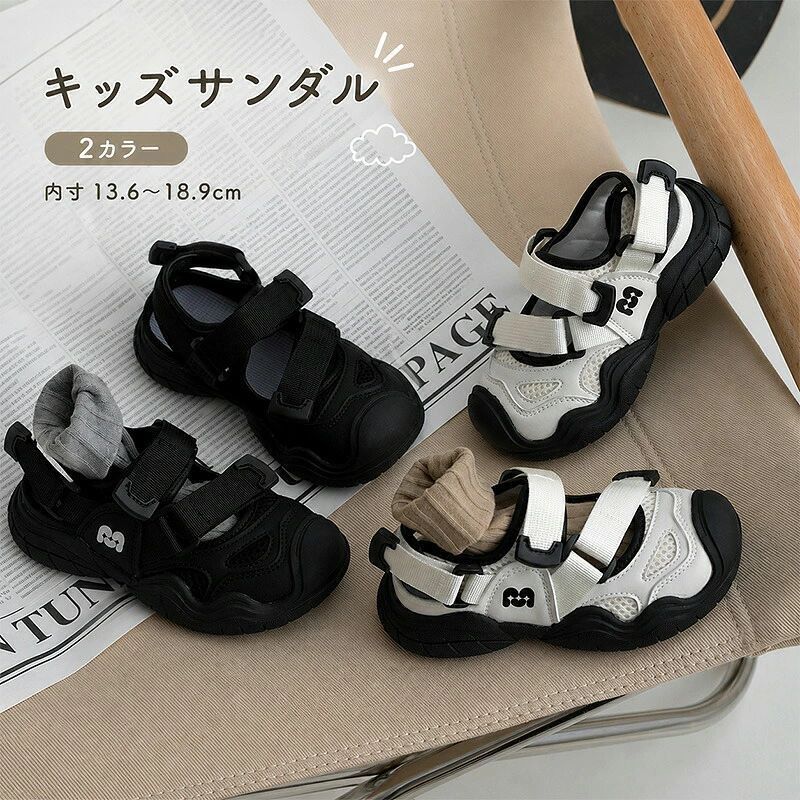 商品詳細商品内容：キッズサンダルのみ素材：PUレザー、ゴム等【夏のお出かけにぴったり キッズサンダル】暑い季節の公園遊びやお出かけに大活躍動きやすさと履きやすさを考えた、キッズ向けスポーツサンダルです。シンプルで合わせやすいデザインなので、毎日のコーデにもぴったり。【足をしっかり守る包み込みデザイン】つま先部分をカバーするデザインで、遊び中の足元をサポート。元気いっぱい走り回るお子様にも安心して使える設計です。【マジックテープで着脱ラクラク】面ファスナー仕様で、小さなお子様でも簡単に脱ぎ履きできます。忙しい朝の通園準備にも便利自分で履く練習にもおすすめです。【軽量＆歩きやすい】軽量設計で足への負担を軽減。柔軟性のあるソールで歩きやすく、長時間のお出かけにもおすすめです。サイズについて：はだし＋0.5~1.0cmがサイズ選びの目安かなと思います。足には個人差がございますので、予めご了承下さい。必ずしも足に合うということをお約束するものではございません。