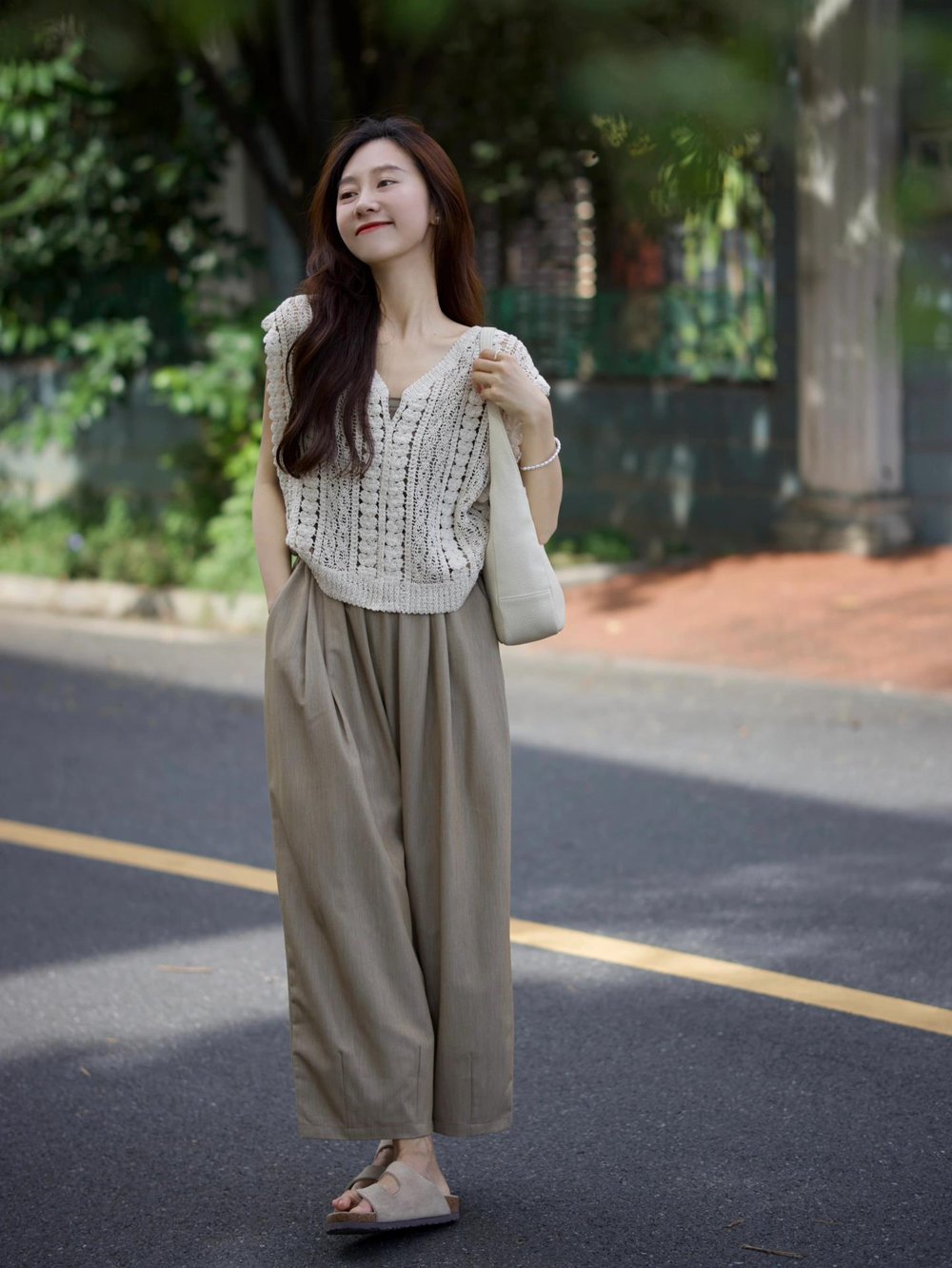 この編み上げデザインが魅力的なレディースつなぎジャンプスーツ！半袖のセパレートタイプで、3way着こなしを楽しめる嬉しいデザインです。かわいさとシンプルさを兼ね備えたカジュアルな印象で、夏の季節にピッタリ。ナチュラルな無地デザインで、オフィスや学校、デートなど幅広いシーンで活躍します。 このジャンプスーツは、通勤や通学、お出かけにぴったりなアイテム。重ね着スタイルも楽しめて、普段使いにも最適です。楽ちんな着心地で、ラフな日常スタイルを叶えてくれます。 この一枚で、あなたの夏のファッションを格上げ！ぜひお手元に取り入れて、オシャレを楽しんでみてください。 ※サイズにご注意ください。万が一の返品・交換について、詳細はお問い合わせください。 色展開 グレー サイズ S M L サイズ(cm) S /バスト 64 /服の長さ 93 M /バスト 68 /服の長さ 94 L /バスト 72 /服の長さ 95 当店は他の店舗と在庫を共有し、商品の販売をおこなうとおりますため、ご注文をいただいた商品が在庫切れの状態になっている可能性をご承知おきください。