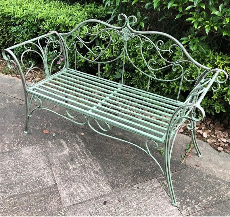 商品内容:ベンチ*1 ? レトロなスタイルのガーデンベンチ、手作り、古いスタイル、ロマンチックな色っぽい気持ちに満ちたグリーン。美しい錬鉄の形がポーチ/テラス/中庭に優雅さを加えます。 ? 高品質の鉄で作られた、環境に優しい鉄の芸術。高強度溶接プロセスは鉄フレームの安定性を強化し、溶接接合部はすっきりと丸く、接合部は自然です。庭のベンチは、防錆、耐候性、耐紫外線性があります。屋内外で使用できます。耐用年数は非常に長いです。 ? サイズ：テーブル 131x47x92cm (L*W*H) / シートの高さ 42cm。 ? 組み立てが簡単：必要なすべてのアクセサリがパッケージに含まれています。インストールは非常に簡単です。安全上の理由から、組み立てる際は手袋を着用することをお勧めします。 ? 幅広い用途：中庭/庭/テラス/ポーチ/コーヒーショップ/ベーカリーやその他の配置したい場所に適しています。飾り付けだけでなく、疲れたときに座って昼寝できる場所としても使えます。