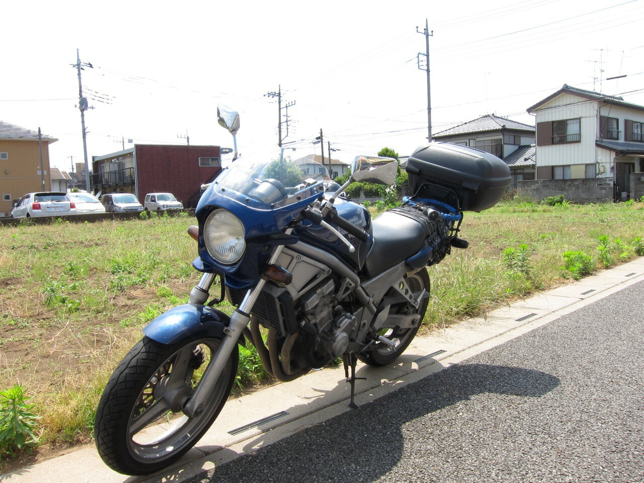 | 商品説明ポイント1.車両のデザインを崩さないこだわりの純正色塗装車の塗装色は塗料メーカーが調色データを公開しています。そのため指定のカラーと容量を混ぜ合わせることで調色が可能です。しかしバイクの色は塗料の調色データが公開されていません。しかもバイクは塗装する面積が狭いからか、塗装と乾燥を3度繰り返す3コート塗装や4度繰り返す4コート塗装が採用されている車種も多く調色は困難を極めます。 たくさんの塗料を組み合わせて純正色を再現していくのはとてもクリエイティブな作業です。ワールドウォークで保有していないカラーの場合にパーツなどをお借りして調色させて頂くことがありますが一週間〜二週間近くかかってしまう事があります。長期間かかる事に驚かれるお客様もいらっしゃいますが経験豊富な職人が作業にあたっても困難で時間がかかる作業なのです。 しかしありがたいことにワールドウォークのビキニカウルに施される塗装は非常に再現性が高いとお褒めを頂いております。調色は非常に困難ですがお客様の満足どのために手間をかけて作り上げています。あなたのお手元に届いたビキニカウルは愛車とほぼ同じカラーに塗装され装着時には車体との一体感を生む事でしょう。ポイント2.低価格と超軽量を実現したABSという素材ビキニカウルは一般的にFRPという素材で製造されます。FRPは強度に優れますが比較的重く車種によってハンドリングに影響が発生する可能性がありました。また車種ごとに新しく製造用の型を作る必要があり単価が上がってしまう可能性がありました。 そこで素材自体に弾力性があり取り付け時に汎用性の高いABSを採用しました。製作時に型に関してはFRPに比べて10倍以上のコストがかかってしまいましたが重さは当初想定した重さの半分以下の400gまで抑えることに成功しました。また弾力性がある素材なので汎用性が高く一つの型で複数の車種に対応して販売価格を下げる事にも成功しています。ポイント3.スクリーン形状は二種類をご用意整流効果とウインドプロテクション効果のバランスに優れた「タイプR」スクリーンの他に2cmほどスクリーンの先端を長くしウインドプロテクション効果を重視した「タイプAERO」スクリーンの二種類をご用意しました。お好みに応じてふたつのタイプからお選び下さい。ポイント4.スクリーンの色はスモークとクリアから選択可能スクリーンの色はスモークとクリアから選択可能です。基本的にはスモークが人気となっていますが、近年ではドライブレコーダーやアクションカムなどをハンドルに装着するユーザーも増えています。スクリーンの素材は透明性に優れたアクリルですので撮影機器を使うにはクリアが最適です。ポイント5.汎用性と脱着を簡単にする専用マウントボルトを採用錆びにくいステンレス素材を採用したビキニカウル装着用マウントボルトは経験豊富な下町のネジ問屋の協力で完成したオリジナル設計です。専用マウントボルトをヘッドライトに装着してしまえばプラスドライバー一本で簡単に脱着ができるようになり気分で脱着したり洗車の際にだけ外すといったことも簡単にできるようになります。フィッティングの際にきつさを調整するアルミのカラーも左右それぞれ3個ずつ付属しており車種によって調整が可能です。| 商品概要・メーカー:worldwalk・商品名:ビキニカウル タイプR or タイプAERO・カラー:純正色塗装仕上げご自身のバイクのお色がおわかりにならない場合は弊社に車体番号をお知らせいただきますと、お調べすることが可能です。お気軽にご不明点はお問い合わせください。・品番:DS-01・JAN:-・付属品:ビキニカウル本体タイプRスクリーンorタイプAEROスクリーン※スクリーンとカウルはボルト・ナットで固定した状態で納品致しますビキニカウルマウントボルトクッションスペーサー取り付けマニュアル一部車種専用部品（ホーン移設ステー等）※該当車種以外の商品を選択した場合には付属致しません。・素材:ビキニカウル本体[ABS]スクリーン[アクリル]専用マウントボルト[ステンレス]・作業時間:-| 適合情報本商品は汎用品ですが、装着実績のある代表車種は以下の通りとなっています。HONDA:CB1300SF(ホーンの移設ステーが付属します)HONDA:X4(ウインカーの変更か移設が必要です)HONDA:CB1100/EX/RS(2017年式以降はホーンの移設が必要です)HONDA:CB750FB/FCHONDA:CB750(RC42)HONDA:CB400FOUR(NC36)HONDA:ホーネット250/600/900HONDA:VRX400HONDA:CB400SF(NC31.39の一部車種は溶接されている袋ナットの加工が必要です)HONDA:CB-1(溶接されている袋ナットの加工が必要です)HONDA:CB400SSHONDA:VTR250HONDA:JADEYAMAHA:XJR400RYAMAHA:XJR1200(フィッティングがややきつめです)YAMAHA:XJR1300(フィッティングがややきつめです)YAMAHA:ルネッサYAMAHA:R1-ZSUZUKI:GSX1400SUZUKI:SV1000SUZUKI:GSX400インパルスSUZUKI:イナズマ400SUZUKI:バンディット250SUZUKI:ST250SUZUKI:ボルティーKAWASAKI:ZRX1200KAWASAKI:ZRX1100-2KAWASAKI:ゼファー1100KAWASAKI:ゼファー750KAWASAKI:ゼファーχKAWASAKI:ZR-7KAWASAKI:バリオス1/2KAWASAKI:W800/650/400KAWASAKI:ZRX-2セールスポイント ■DS-01マウントボルト 意外と探しても、見つからないのが、ビキニカウルを取り付けるためのボルトです。DS-01には取り付け用のボルトを付属しております。汎用性を高めるために、アルミ製のカラーを付属。下町で何年もネジなどを取り扱っているお店と共同で開発しました。 ■DS-01塗装 バイクの塗装色は調合が公開されておりません。そのため、車の塗装と違い、塗装は職人の腕にかかっています。DS-01の塗装は日産の塗装部門の責任者を務めたこともある職人と、バイクの塗装色を作り出す専門の職人の手によって行われています。 ■DS-01素材 DS-01はABSで出来ています。ビキニカウルはFRPで出来ていることが多いのですが、FRPはあまり柔軟性がなく、素人が取り付けようと無理に広げたりすると、簡単に割れてしまうことが多々あります。DS-01は誰でも簡単に取り付けができるように、ABSを採用しました。 注意 DS-01は汎用商品です。車種によっては、取り付けに際し加工が必要な車種がございます。 また、掲載しているお写真はタイプエアロスクリーンがついているものがございます。 こちらのビキニカウルは一つ、一つオーダーが入ってから塗装してお送りしておりますので、納期が一週間〜10日程度かかります。 取付手順についてはこちらをご覧ください。⇒こちら！ 商品名 汎用ビキニカウル 品番 DS-01R スクリーン形状 タイプR スクリーンの色 クリアかスモーク選択可 塗装色 （カラーコード） 純正色 セット内容 ビキニカウル本体×1 ビキニカウルマウントボルト×1セット タイプRスクリーン×1 スクリーン装着用ボルト×1セット クッションスペーサー×1 素材 ビキニカウル本体 ABS