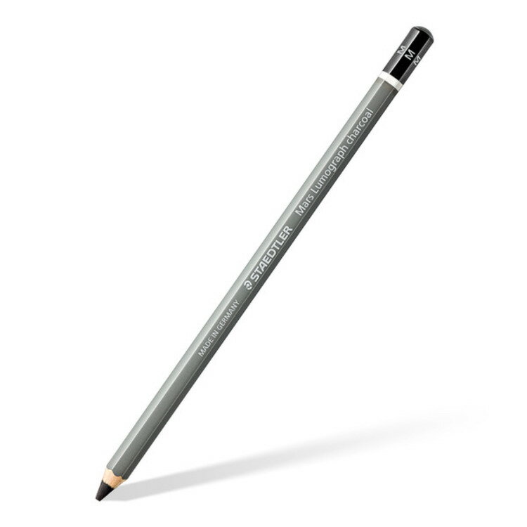 【チャコール鉛筆シリーズはこちら】 チャコールとは木炭のことで、従来は木炭そのものを握るため手が汚れましたが、鉛筆仕様にすることで手を汚さず描くことができます。 チャコール（木炭）芯でできた鉛筆は、こすった時の伸びもよく、陰影のグラデーション表現も手軽にできます。 ラフなスケッチや、油絵の下書きにもお使いいただけます。 ■サイズ：W176×H7×D7mm ■重量：6g ■ドイツ製 ※先端は削っていません。　