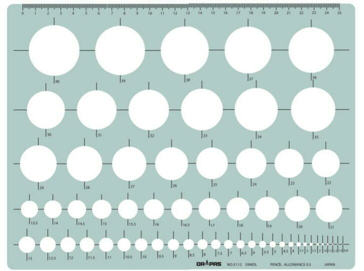 ドラパステンプレートは、コンピューターによる自動彫刻機で切削されており、精度が高く、切削面がなめらかです。 長時間の使用にも目の疲れないグレースモーク色の耐衝撃性アクリル材で、片面マット仕上になっています。 通常の鉛筆製図の場合はエッジが切ってありますので、芯との接触面積が少なく、芯の走りが非常にスムーズです。 インキングのときは裏返してご使用いただければ、墨がにじみません。 ■縦210×横275×厚さ1.0mm ■59穴（0.8〜40mm） ■インクエッジ付　