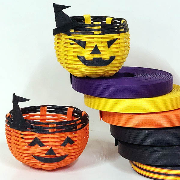 Ha*Ha*Ha*ハロウィンのHappy♪ 10mハロウィンカラー6本セット ＼｜／　限定バリュー☆オトク盛り！「10m：ハロウィンセット」 10m　黄色・オレンジ・パープル　3色各1本 10m　黒x2本 10m　ハロウィンストライプ1本　の6本セット 6本セットで 単品合計1972円が　￥1390(税込） このセットだけで楽しんでもいいし、お好みの色とあわせても。 （ハマナカエコクラフトではありません） ●紙バンドのみの販売です（画像内のかごなどの作り方は付いていません）　