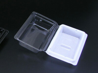 こちらの商品は50枚単位での販売となります。［規格］133×78×H20mm(ふた:H20mm) ［色］本体:白、ふた:透明［素材］OPS片側がくっついているタイプの、和菓子など2つを入れられる容器です。