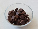 1購入あたりの内容量：1袋［規格］1kg［機能・特徴］野性的な香りと酸味(ダーク/カカオ成分66%、カカオバター分42%)が特徴のチョコレートです。キューブサイズ：約5×15×15mm［原材料］カカオマス、砂糖、ココアバター/乳化剤、(一部に乳成分・大豆を含む)［使用上の注意］　チョコレートの粘性が低いため表面に気泡は生じる場合がありますが、品質に問題はありません。［栄養成分表示］エネルギー 601kcal たんぱく質 7.4g 脂質 42.1g 炭水化物 48.2g ナトリウム 3mg 食塩相当量 0.01g