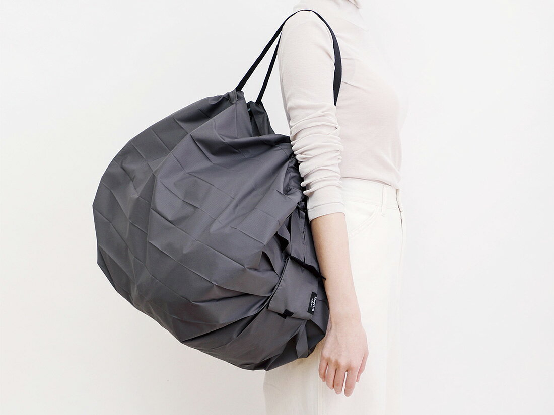 1購入あたりの内容量：1個［規格］使用時:約500×400mm/折りたたみ時:約直径65×100mm　　［容量］40L［素材］ポリエステル［機能・特徴］まとめ買いに便利な大容量サイズ。レジカゴ1杯分がしっかり収まるのでお買い物がスムーズ。使用後は速やかにたたんでください。耐荷重 15kg［製造地］中国［外寸］使用時:約500×400mm/折りたたみ時:約直径65×100mm［使用上の注意］・重い荷物を入れたまま、長時間吊り下げて放置することはおやめください。・鋭利なものを入れたり、引きずると破損する恐れがあります。・使い始めのうちは多少色落ちする場合があります。また、濡れたものを直接入れますと色落ちすることがありますので、ご注意ください。・本来の用途以外には使用しないでください。