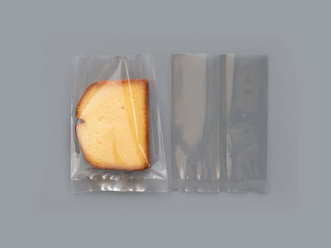 ［規格］95×135mm 厚0.06mm［色］透明［素材］KOP20/LL40［機能・特徴］焼き菓子などの個包装に最適な透明ガス袋です。脱酸素剤との併用で美味しさを保ちます。合掌貼りの平袋タイプです。●乾燥剤:使用可 ●脱酸素剤:使用可 ●ヒートシール:可 ●入数:100枚［外寸］95×135mm