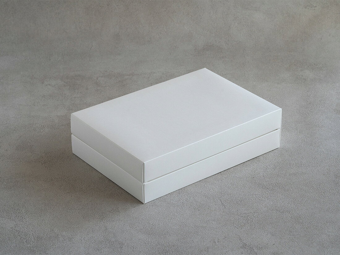 1購入あたりの内容量 ： 5枚［規格］240×160×H65mm［素材］紙［機能・特徴］箱の一部に貼り加工と折り加工が施されているので、組み立てが簡単で早くできます。折り加工があることで、箱の角にエッジが立ち、きれいな仕上がりに。また商品棚に入れやすく、保管スペースの軽減にもなります。ツヤなしタイプです。組み立てが苦手な方でもきれいに、且つ組み立ての失敗が少ないギフト箱です。フタ、身、中枠、天パットのセット。中枠に起こし(仕切)が付いたタイプです。［外寸］240×160×H65mm