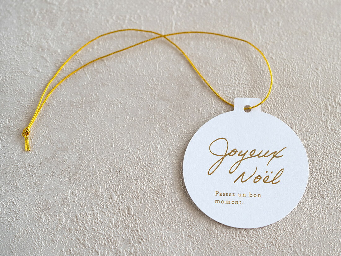 1購入あたりの内容量：5袋［規格］タグ：直径50(55)mm ゴム紐：折径140mm［素材］紙+金箔、金ゴム紐［機能・特徴］cottaオリジナルタグ紐セットです。1袋に10枚入っています。ゴム紐が結んであるので、ラッピングが簡単に仕上がりま...