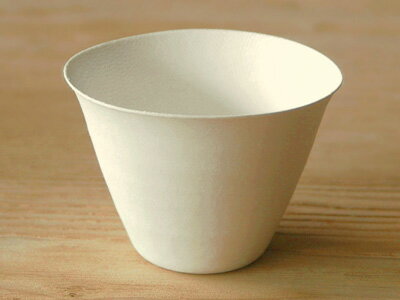 こちらの商品は1袋単位での販売となります。［規格］83径×H61mm ［容量］175ml ［素材］紙WASARAは環境に配慮したワンウェイの紙の器です。これまでの紙製食器とは異なるシンプルかつモダンなデザインで、その原料には非木材である華、竹、バガス(サトウキビの搾りかす)を使用しております。耐水・耐油加工が施されておりますので、パーティや仲間と集うちょっとした集まりの場を彩る器としてご利用下さい。>