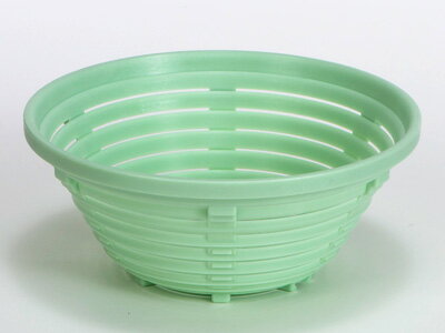 こちらの商品は1個単位での販売となります。［規格］直径200×H85mm プラスチック洗えて便利な、ドイツ製プラスチックのラウンド(丸)型発酵かごです。フランスパン系のブールやカンパーニュなどを作る際、独特の模様を付けることができます。かごの内側に霧吹きをして、粉をふってはたいてからパン生地を入れて発酵させると、綺麗に模様がつきやすいです。こちらの発酵かごに最適なパン生地量は、500g程度です。・初めてご使用になる際は、洗剤で洗い水気をよく拭き取ってからお使いください。・直接火にかけたり、コンロやオーブンのそばでのご使用はお控えください。・食器洗浄機でのご使用はお控えください。